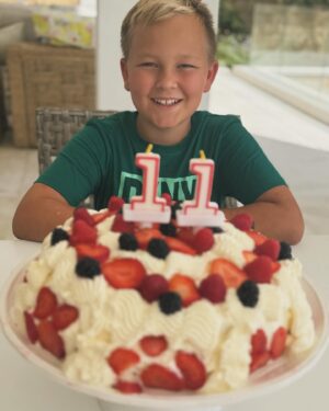 Charlotte Perrelli Instagram - Älskade kloka Adrian ♥️Vår stolthet. Omtänksam och kärleksfull, känslig och smart. Tiden rusar iväg och till hösten börjar du högstadiet. Du börjar också läsa ditt 4:e språk och gör framsteg som aldrig förr. Du kommer nå alla dina drömmar med din kreativitet. Jag är övertygad. Sluta aldrig vara du! Vi älskar dig gränslöst! 🎈🎈🎈