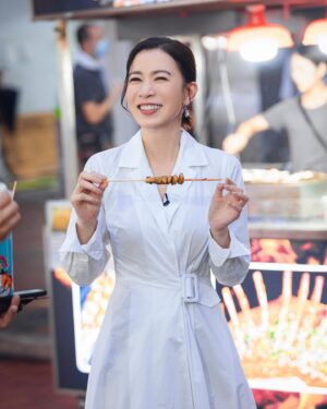 Charmaine Sheh Instagram - 勁開心！寓工作於娛樂，可以去廟街掃街～勁正！
#齋腸 #咖喱魚蛋 #炸魷魚 #廟街