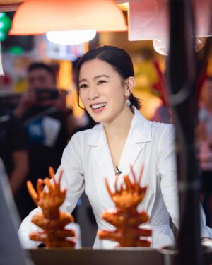 Charmaine Sheh Instagram - 勁開心！寓工作於娛樂，可以去廟街掃街～勁正！
#齋腸 #咖喱魚蛋 #炸魷魚 #廟街
