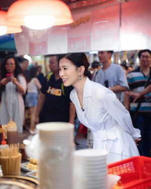 Charmaine Sheh Instagram - 勁開心！寓工作於娛樂，可以去廟街掃街～勁正！
#齋腸 #咖喱魚蛋 #炸魷魚 #廟街