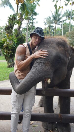 Chase De Moor Instagram - They say Elephants have the best judge of character 🐘