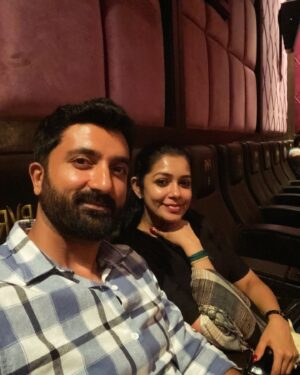 Chaya Singh Instagram - After a loooong time movie, popcorn and selfie. 

#movietime #couplegoals #indian2movie #kill #nodristi🧿pls