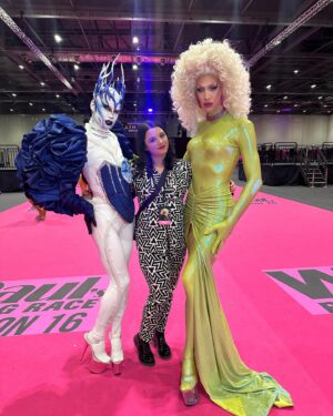 ChelseaBoy Instagram - DRAG CON WAS SMOKIN’! 🌪️ 

Love looking back at all these fun moments with the drag fam at @rupaulsdragcon 🙌🏻 Everyone looked SICKENING! 😍 Thank you for spreading the Drag joy everybody!! 🙏🏻✨

Smoke costume @daphne_karstens_wearable_art 
Crown, Heart & Stoning @xochelseaboy 
Agency @dragsofanarchy 

#dragcon #rupaulsdragcon #dragconuk #dragconuk2024 #xochelseaboy