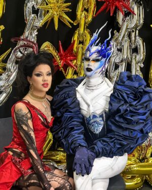 ChelseaBoy Instagram - DRAG CON WAS SMOKIN’! 🌪️ 

Love looking back at all these fun moments with the drag fam at @rupaulsdragcon 🙌🏻 Everyone looked SICKENING! 😍 Thank you for spreading the Drag joy everybody!! 🙏🏻✨

Smoke costume @daphne_karstens_wearable_art 
Crown, Heart & Stoning @xochelseaboy 
Agency @dragsofanarchy 

#dragcon #rupaulsdragcon #dragconuk #dragconuk2024 #xochelseaboy