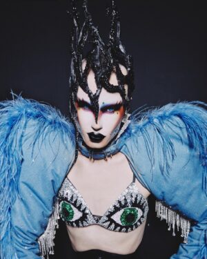 ChelseaBoy Instagram - THRILLED to announce I’ll be coming to @rupaulsdragcon UK 13 & 14th January 2024. 🚀

I’m so excited to get the chance to meet you all AGAIN 🤩 
I will be taking part in the Pink Carpet, do a fabulous performance ÁND give you the opportunity to come meet me at the Drag Race Holland Booth to take our picture and offer you a signed artwork of my face! 🥰

More info on Where & When to find me will follow later. Please keep an eye out for my stories where I will make sure to keep you all tuned!

Tickets for DragCon UK are available at uk.rupaulsdragcon.com
Are you joining DragCon? Let me know in the comments! 💕

Photo by the incredible @pequintana 
Shot during @sweetiedarlingparty BCL
Shoulderpiece @krokantagency 
Crown @xochelseaboy 
Makeup provided @mehroneurope 

#DragConUk #dragcon2024uk