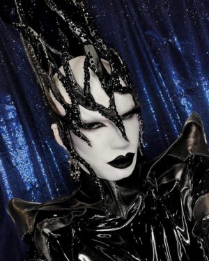 ChelseaBoy Instagram - DRAG CON UK - DAY 2 🖤

Loved doing this rendition of the Xenomorphe look from Drag Race Holland! 

Costume: @isabell.schulz.atelier 
Spine: @jacobleole and @xochelseaboy 
Headpiece: @xochelseaboy 
Makeup: @mehronmakeup 
Earrings: @krokantagency 
Event: @rupaulsdragcon @worldofwonder 
Agency: @dragsofanarchy 
Assistant: @ceaudetoilette 

#dragcon #dragconuk #rupaulsdragcon #dragcon2023 #chelseaboy