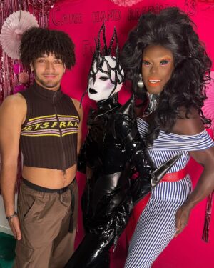 ChelseaBoy Instagram - DRAG CON UK - DAY 2 🖤

Loved doing this rendition of the Xenomorphe look from Drag Race Holland! 

Costume: @isabell.schulz.atelier 
Spine: @jacobleole and @xochelseaboy 
Headpiece: @xochelseaboy 
Makeup: @mehronmakeup 
Earrings: @krokantagency 
Event: @rupaulsdragcon @worldofwonder 
Agency: @dragsofanarchy 
Assistant: @ceaudetoilette 

#dragcon #dragconuk #rupaulsdragcon #dragcon2023 #chelseaboy