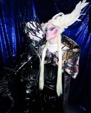 ChelseaBoy Instagram - DRAG CON UK - DAY 2 🖤

Loved doing this rendition of the Xenomorphe look from Drag Race Holland! 

Costume: @isabell.schulz.atelier 
Spine: @jacobleole and @xochelseaboy 
Headpiece: @xochelseaboy 
Makeup: @mehronmakeup 
Earrings: @krokantagency 
Event: @rupaulsdragcon @worldofwonder 
Agency: @dragsofanarchy 
Assistant: @ceaudetoilette 

#dragcon #dragconuk #rupaulsdragcon #dragcon2023 #chelseaboy