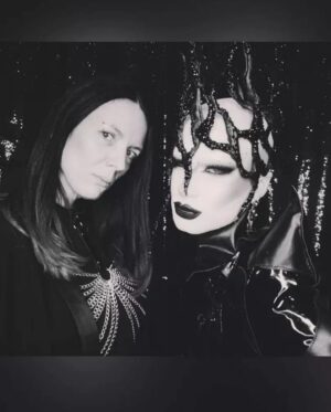 ChelseaBoy Instagram - DRAG CON UK - DAY 2 🖤

Loved doing this rendition of the Xenomorphe look from Drag Race Holland! 

Costume: @isabell.schulz.atelier 
Spine: @jacobleole and @xochelseaboy 
Headpiece: @xochelseaboy 
Makeup: @mehronmakeup 
Earrings: @krokantagency 
Event: @rupaulsdragcon @worldofwonder 
Agency: @dragsofanarchy 
Assistant: @ceaudetoilette 

#dragcon #dragconuk #rupaulsdragcon #dragcon2023 #chelseaboy