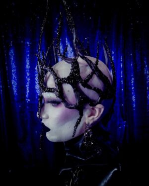 ChelseaBoy Instagram - DRAG CON UK - DAY 2 🖤

Loved doing this rendition of the Xenomorphe look from Drag Race Holland! 

Costume: @isabell.schulz.atelier 
Spine: @jacobleole and @xochelseaboy 
Headpiece: @xochelseaboy 
Makeup: @mehronmakeup 
Earrings: @krokantagency 
Event: @rupaulsdragcon @worldofwonder 
Agency: @dragsofanarchy 
Assistant: @ceaudetoilette 

#dragcon #dragconuk #rupaulsdragcon #dragcon2023 #chelseaboy