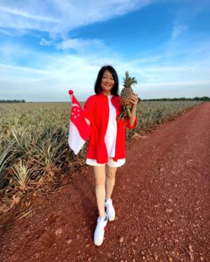 Chen Liping Instagram - Happy Birthday SINGAPORE 🇸🇬 ❤️ ❤️ ❤️🍍🍍🍍
#GreetingsFromPineappleFarm
#Love #Peace #Joy #PTL
#旺旺 #新加坡 #国庆日