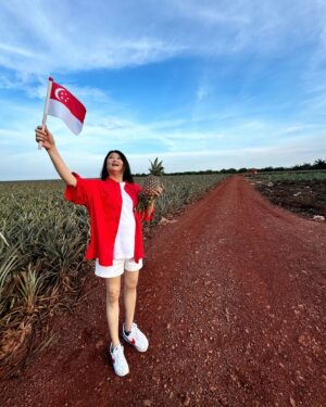 Chen Liping Instagram - Happy Birthday SINGAPORE 🇸🇬 ❤️ ❤️ ❤️🍍🍍🍍
#GreetingsFromPineappleFarm
#Love #Peace #Joy #PTL
#旺旺 #新加坡 #国庆日