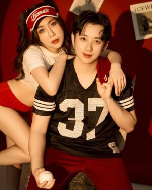 Chen Mu Instagram - 最強夫妻臉 PART.2!!!
這次是美式運動風格😍
My Queen, my Love, my Wife🫶🏻🫶🏻🫶🏻
.
一樣要拍找 #很可以影像事務所 @dannisyeh 
絕對很可以‼️