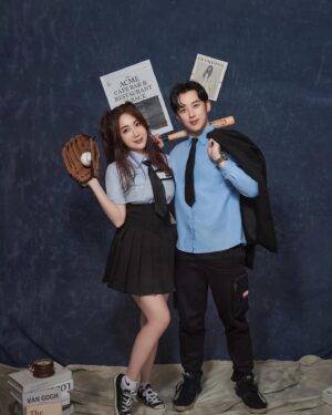 Chen Mu Instagram - 最強夫妻臉
兩個都30幾的人了還在裝學生🤣
我愛我老婆🫶🏻🫶🏻🫶🏻
.
要拍找 #很可以影像 @dannisyeh ‼️