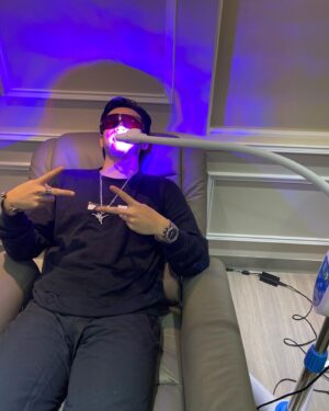 Chen Mu Instagram - 終於也來體驗牙齒🦷美白了！
（對啦我就撥接）
最近因為工作咖啡☕️跟煙🚬都使用較多，超級感謝 @allteeth_tp 神隊友🥹🥹🥹第三張是before（但還要再幾次療程才會全部乾淨）
.
 初次體驗FB、ig限時動態 評🌟即可享有
🦷淨齒體驗$888元
🦷雙效淨齒$1600元
（原價單堂$2080元）
✅2021全新升級紅藍光雙波✅
💎業界唯一 課後可正常飲食 無需避免深色

課程半小時後即可正常飲食唷 無需避免深色食物💜（這是真的我離開馬上去喝咖啡☕️🤌🏻）