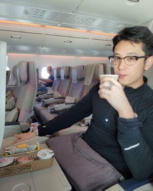 Chen Mu Instagram - 第一次生日過兩天一路從台灣過到英國還在11/1笑死。
1. 第一次跟老婆出國
2. 飛機餐各種三色豆直接沒胃口氣死
3. Emirates免費幫我們拍的拍立得🤩
4.5.因為種種原因可能又是壽星的關係被免費升等二樓，幾乎沒什麼乘客的艙位，超爽ㄉ阿聯酋YYDS
6. 到英國還再繼續過生日謝謝大家🤗
7. 老婆的迷因行為⋯⋯
.
好的總之30而立了，感謝大家的祝福🙏🏻🙏🏻🙏🏻因為飛過來英國的關係如果訊息沒有回到抱歉惹哈哈哈
Time files一眨眼就30了我的天，但也算是往下個階段邁進吧，希望我愛的人跟愛我的人都可以健健康康開開心心的，愛你們大家🤗🤗🤗