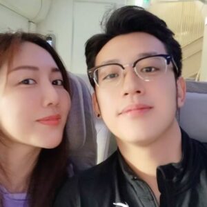 Chen Mu Instagram - 第一次生日過兩天一路從台灣過到英國還在11/1笑死。
1. 第一次跟老婆出國
2. 飛機餐各種三色豆直接沒胃口氣死
3. Emirates免費幫我們拍的拍立得🤩
4.5.因為種種原因可能又是壽星的關係被免費升等二樓，幾乎沒什麼乘客的艙位，超爽ㄉ阿聯酋YYDS
6. 到英國還再繼續過生日謝謝大家🤗
7. 老婆的迷因行為⋯⋯
.
好的總之30而立了，感謝大家的祝福🙏🏻🙏🏻🙏🏻因為飛過來英國的關係如果訊息沒有回到抱歉惹哈哈哈
Time files一眨眼就30了我的天，但也算是往下個階段邁進吧，希望我愛的人跟愛我的人都可以健健康康開開心心的，愛你們大家🤗🤗🤗