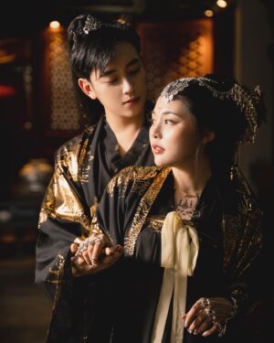 Chen Mu Instagram - 這世間，所有人都恨我、怕我、仰仗我、崇拜我，唯有她，愛我。
Model: @cindy_lin_1009 
Photographer: @yanick__photography 
Makeup&Stylist: @lulunails85 
#漢服#漢服攝影#漢服推廣