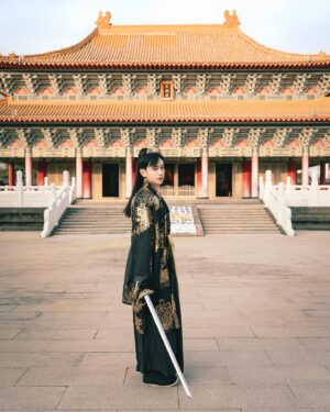 Chen Mu Instagram - 這世間，所有人都恨我、怕我、仰仗我、崇拜我，唯有她，愛我。
Model: @cindy_lin_1009 
Photographer: @yanick__photography 
Makeup&Stylist: @lulunails85 
#漢服#漢服攝影#漢服推廣