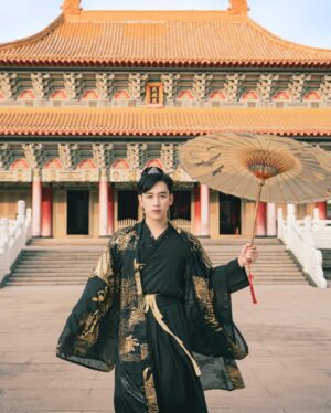 Chen Mu Instagram - 這世間，所有人都恨我、怕我、仰仗我、崇拜我，唯有她，愛我。
Model: @cindy_lin_1009 
Photographer: @yanick__photography 
Makeup&Stylist: @lulunails85 
#漢服#漢服攝影#漢服推廣