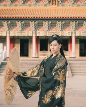 Chen Mu Instagram - 這世間，所有人都恨我、怕我、仰仗我、崇拜我，唯有她，愛我。
Model: @cindy_lin_1009 
Photographer: @yanick__photography 
Makeup&Stylist: @lulunails85 
#漢服#漢服攝影#漢服推廣