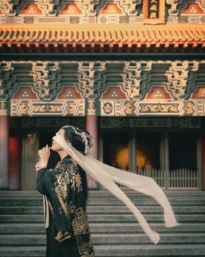 Chen Mu Instagram - 這世間，所有人都恨我、怕我、仰仗我、崇拜我，唯有她，愛我。
Model: @cindy_lin_1009 
Photographer: @yanick__photography 
Makeup&Stylist: @lulunails85 
#漢服#漢服攝影#漢服推廣