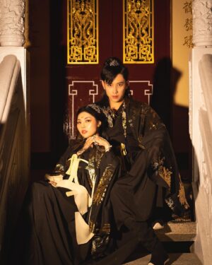 Chen Mu Instagram - 這世間，所有人都恨我、怕我、仰仗我、崇拜我，唯有她，愛我。
Model: @cindy_lin_1009 
Photographer: @yanick__photography 
Makeup&Stylist: @lulunails85 
#漢服#漢服攝影#漢服推廣