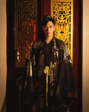 Chen Mu Instagram - 這世間，所有人都恨我、怕我、仰仗我、崇拜我，唯有她，愛我。
Model: @cindy_lin_1009 
Photographer: @yanick__photography 
Makeup&Stylist: @lulunails85 
#漢服#漢服攝影#漢服推廣
