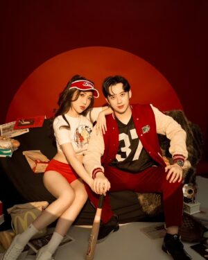 Chen Mu Instagram - 最強夫妻臉 PART.2!!!
這次是美式運動風格😍
My Queen, my Love, my Wife🫶🏻🫶🏻🫶🏻
.
一樣要拍找 #很可以影像事務所 @dannisyeh 
絕對很可以‼️