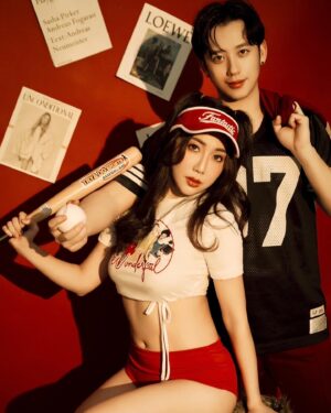 Chen Mu Instagram - 最強夫妻臉 PART.2!!!
這次是美式運動風格😍
My Queen, my Love, my Wife🫶🏻🫶🏻🫶🏻
.
一樣要拍找 #很可以影像事務所 @dannisyeh 
絕對很可以‼️