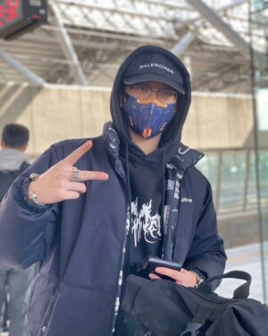 Chen Mu Instagram - 新年快樂🧧🏮💥
野生陳慕跟大家拜個年
都包成這樣了還是在高鐵站遇到朋友的姊姊被認出來（超級扯沒約好那種🤌🏻😂🤣