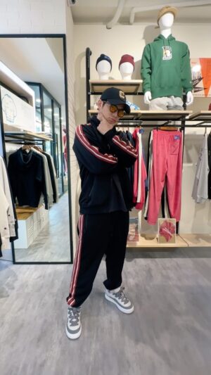 Chen Xi Teng Instagram - -

“C H A M P I O N “ 🏆
榮幸能夠受邀探 @champion_taiwan 東區門市✨
我一如往常的挑了以素色為主帶些點綴的 【日線Casual-黑紅運動套裝】 搭配小細節的刺繡logo 而最讓我眼睛一亮的是腳上的復古麵包滑板鞋 直接回到Y2K 只能說難掩心中的澎湃🤩🤩

-

🏆Champion 東區門市
台北市大安區敦化南路一段187巷37號

-

🉐秋冬新品優惠🉐10/14(六)~10/29(日)
1. 新品任選兩件享9折
2. 滿5000送潮流小包

天氣漸冷要購入冬裝的潮潮們不能錯過了😎
#Champion #ChampionTaiwan