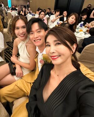 Chen Xiuhuan Instagram - The shooting and filming of English drama Sunny Side Up may have ended for more than half a year ago, I still felt excited and really happy to meet my family in the series. 
Love you guys so much. ♥️♥️♥️

虽然英文剧Sunny Side Up已经拍完超过半年了。但是遇见戏里的家人我们还是这么开心兴奋。
好爱你们哦。♥️♥️♥️

#sunnysideup
#family
#love
#ch5
#chenxiuhuan
#陈秀环