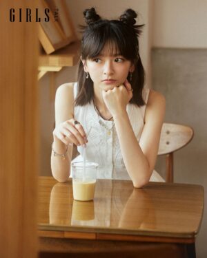 Chen Yan-Fei Instagram - #GIRLSTALK封面人物 #文末抽拍立得
外型嬌小可愛，有著一雙靈動大眼的「陳姸霏」，她是電影《無聲》中的聾啞女孩姚貝貝、《孤味》裡備受疼愛的小孫女、《人選之人-造浪者》中勇敢果斷的網紅千金，也是近期討論度超高的驚悚影集《誰是被害者2》裡的逃家少女。陳姸霏自出道以來，便不斷用作品展現各種面貌，演出角色總是讓觀眾印象深刻，並獲得第57屆金馬獎最佳新演員獎的肯定，無疑是00後相當被看好的新生代演員之一，非科班出生的她，是如何踏上演員這條路？而她又是如何看待演戲這件事的？

✨完整專訪連結在IG主頁🔗

Cover star／陳姸霏 @rayfeiqq 
Creative Director＆interview／Cynthia @cynthia.huang_
Photographer／Henry @hellohenryboy
Stylist／Tiffany @its_yiling
Makeup Artist／Doris Cheng(Backstage)
Hairstyllst／Dustin Lin @dustin_four_hair
Fashion By／Sandro, Self-Portrait, Charles & Keith
Accessories by ／ Swarovski, Vacanza x Chocomoo

💡 如何獲得「陳姸霏簽名拍立得」？
1.按讚此貼文並追蹤 @girlstalk.tw
2.在此貼文TAG一位好友，並隨意留言
3.中獎後請於24小時內私訊GIRLSTALK的IG，逾期將會失去中獎資格
4.共抽出3人

🕒活動時間：即日起～2024/08/15 11:59
🔔公佈時間：2024/08/16

👉🏻追蹤 @girlstalk.tw 關注所有最新消息⚡️
#陳姸霏 #專訪