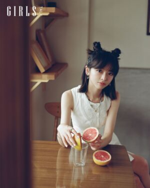 Chen Yan-Fei Instagram - #GIRLSTALK封面人物 #文末抽拍立得
外型嬌小可愛，有著一雙靈動大眼的「陳姸霏」，她是電影《無聲》中的聾啞女孩姚貝貝、《孤味》裡備受疼愛的小孫女、《人選之人-造浪者》中勇敢果斷的網紅千金，也是近期討論度超高的驚悚影集《誰是被害者2》裡的逃家少女。陳姸霏自出道以來，便不斷用作品展現各種面貌，演出角色總是讓觀眾印象深刻，並獲得第57屆金馬獎最佳新演員獎的肯定，無疑是00後相當被看好的新生代演員之一，非科班出生的她，是如何踏上演員這條路？而她又是如何看待演戲這件事的？

✨完整專訪連結在IG主頁🔗

Cover star／陳姸霏 @rayfeiqq 
Creative Director＆interview／Cynthia @cynthia.huang_
Photographer／Henry @hellohenryboy
Stylist／Tiffany @its_yiling
Makeup Artist／Doris Cheng(Backstage)
Hairstyllst／Dustin Lin @dustin_four_hair
Fashion By／Sandro, Self-Portrait, Charles & Keith
Accessories by ／ Swarovski, Vacanza x Chocomoo

💡 如何獲得「陳姸霏簽名拍立得」？
1.按讚此貼文並追蹤 @girlstalk.tw
2.在此貼文TAG一位好友，並隨意留言
3.中獎後請於24小時內私訊GIRLSTALK的IG，逾期將會失去中獎資格
4.共抽出3人

🕒活動時間：即日起～2024/08/15 11:59
🔔公佈時間：2024/08/16

👉🏻追蹤 @girlstalk.tw 關注所有最新消息⚡️
#陳姸霏 #專訪