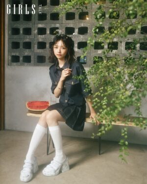 Chen Yan-Fei Instagram - #GIRLSTALK封面人物 #文末抽拍立得
外型嬌小可愛，有著一雙靈動大眼的「陳姸霏」，她是電影《無聲》中的聾啞女孩姚貝貝、《孤味》裡備受疼愛的小孫女、《人選之人-造浪者》中勇敢果斷的網紅千金，也是近期討論度超高的驚悚影集《誰是被害者2》裡的逃家少女。陳姸霏自出道以來，便不斷用作品展現各種面貌，演出角色總是讓觀眾印象深刻，並獲得第57屆金馬獎最佳新演員獎的肯定，無疑是00後相當被看好的新生代演員之一，非科班出生的她，是如何踏上演員這條路？而她又是如何看待演戲這件事的？

✨完整專訪連結在IG主頁🔗

Cover star／陳姸霏 @rayfeiqq 
Creative Director＆interview／Cynthia @cynthia.huang_
Photographer／Henry @hellohenryboy
Stylist／Tiffany @its_yiling
Makeup Artist／Doris Cheng(Backstage)
Hairstyllst／Dustin Lin @dustin_four_hair
Fashion By／Sandro, Self-Portrait, Charles & Keith
Accessories by ／ Swarovski, Vacanza x Chocomoo

💡 如何獲得「陳姸霏簽名拍立得」？
1.按讚此貼文並追蹤 @girlstalk.tw
2.在此貼文TAG一位好友，並隨意留言
3.中獎後請於24小時內私訊GIRLSTALK的IG，逾期將會失去中獎資格
4.共抽出3人

🕒活動時間：即日起～2024/08/15 11:59
🔔公佈時間：2024/08/16

👉🏻追蹤 @girlstalk.tw 關注所有最新消息⚡️
#陳姸霏 #專訪