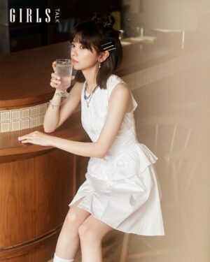 Chen Yan-Fei Instagram - #GIRLSTALK封面人物 #文末抽拍立得
外型嬌小可愛，有著一雙靈動大眼的「陳姸霏」，她是電影《無聲》中的聾啞女孩姚貝貝、《孤味》裡備受疼愛的小孫女、《人選之人-造浪者》中勇敢果斷的網紅千金，也是近期討論度超高的驚悚影集《誰是被害者2》裡的逃家少女。陳姸霏自出道以來，便不斷用作品展現各種面貌，演出角色總是讓觀眾印象深刻，並獲得第57屆金馬獎最佳新演員獎的肯定，無疑是00後相當被看好的新生代演員之一，非科班出生的她，是如何踏上演員這條路？而她又是如何看待演戲這件事的？

✨完整專訪連結在IG主頁🔗

Cover star／陳姸霏 @rayfeiqq 
Creative Director＆interview／Cynthia @cynthia.huang_
Photographer／Henry @hellohenryboy
Stylist／Tiffany @its_yiling
Makeup Artist／Doris Cheng(Backstage)
Hairstyllst／Dustin Lin @dustin_four_hair
Fashion By／Sandro, Self-Portrait, Charles & Keith
Accessories by ／ Swarovski, Vacanza x Chocomoo

💡 如何獲得「陳姸霏簽名拍立得」？
1.按讚此貼文並追蹤 @girlstalk.tw
2.在此貼文TAG一位好友，並隨意留言
3.中獎後請於24小時內私訊GIRLSTALK的IG，逾期將會失去中獎資格
4.共抽出3人

🕒活動時間：即日起～2024/08/15 11:59
🔔公佈時間：2024/08/16

👉🏻追蹤 @girlstalk.tw 關注所有最新消息⚡️
#陳姸霏 #專訪
