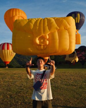 Cheng Chang Fan Instagram - Taitung is where golden daylilies blanket the hills, turning the landscape into a sea of gold. The ocean waves echo the ancient songs of indigenous heritage. As hot air balloons rise with the sun, Taitung reveals its most breathtaking beauty. This city, where nature and culture harmoniously merge, is truly a hidden gem. 

歡迎來到台東，原來台東那麼美！你知道嗎，這次台東熱氣球嘉年華，有兩個超級可愛的COACH黃色大熱氣球！超級興奮！超好玩！我在土耳其都沒玩得那麼開心！ 登上熱氣球感受到那種從空中俯瞰的遼闊感，整個心情都跟著飛揚起來，也讓我不禁期待未來能與Coach一起展開更多充滿勇氣與驚喜的旅程，去探索更多不一樣的美麗風景！

還有啊，這次我特地穿上了適合夏天的寬鬆穿搭，再配上那個CHARTER 19 經典 SIGNATURE 帆布緹花面料斜背手袋，真的是又時髦又可愛，完美演繹出夏日的活力感！ 對這次熱氣球嘉年華有興趣的朋友們，趕緊抓住最後的機會，週末到鹿野高台走一趟，感受被熱氣球包圍的療癒時刻吧☺

@coach #CourageToBeReal #CoachNY #CoachTW 

#2024台東熱氣球嘉年華