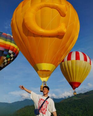 Cheng Chang Fan Instagram - Taitung is where golden daylilies blanket the hills, turning the landscape into a sea of gold. The ocean waves echo the ancient songs of indigenous heritage. As hot air balloons rise with the sun, Taitung reveals its most breathtaking beauty. This city, where nature and culture harmoniously merge, is truly a hidden gem. 

歡迎來到台東，原來台東那麼美！你知道嗎，這次台東熱氣球嘉年華，有兩個超級可愛的COACH黃色大熱氣球！超級興奮！超好玩！我在土耳其都沒玩得那麼開心！ 登上熱氣球感受到那種從空中俯瞰的遼闊感，整個心情都跟著飛揚起來，也讓我不禁期待未來能與Coach一起展開更多充滿勇氣與驚喜的旅程，去探索更多不一樣的美麗風景！

還有啊，這次我特地穿上了適合夏天的寬鬆穿搭，再配上那個CHARTER 19 經典 SIGNATURE 帆布緹花面料斜背手袋，真的是又時髦又可愛，完美演繹出夏日的活力感！ 對這次熱氣球嘉年華有興趣的朋友們，趕緊抓住最後的機會，週末到鹿野高台走一趟，感受被熱氣球包圍的療癒時刻吧☺

@coach #CourageToBeReal #CoachNY #CoachTW 

#2024台東熱氣球嘉年華