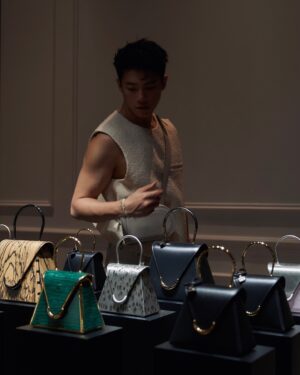 Cheng Chang Fan Instagram - Thank you @delvaux for bringing me all the way to Malaysia for this amazing Delvaux Savoirs & Savoir-faire Fall/Winter preview event! ✈️🇲🇾 I was totally blown away by all the gorgeous Delvaux pieces and can’t wait to share this unforgettable experience with you all! 😍✨

For those who may not know, Delvaux is a super prestigious Belgian luxury leather goods brand that’s been around since 1829. 🇧🇪 They’re the oldest in the game, making stunning handbags and accessories. ❤️❤️❤️❤️

Iconic pieces like The Brillant (1958) and The Tempête (1967) really show their timeless elegance and dedication to craftsmanship. Every piece reflects Delvaux’s rich heritage and innovative spirit. 🌟

The Pin City crossbody bag I’m wearing today is so “fetch”!

💁🏼‍♀️Regina George might say, “Stop trying to make ‘fetch’ happen,” but I say, “This bag is already happening!”😍😍😍😍