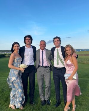 Cheryl Hines Instagram - A beautiful day in Cape Cod with my beautiful family🤍(Cue the wind)