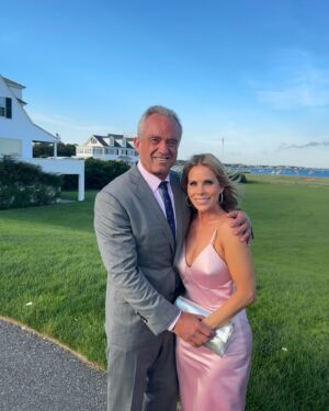 Cheryl Hines Instagram - A beautiful day in Cape Cod with my beautiful family🤍(Cue the wind)