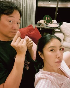 Cheryl Yang Instagram - 幫收工後的老婆拆頭髮
這樣的老公 我心裡最_____（你們猜？）

🥰🥰🥰
#晚安 
#祝不作夢一路睡好到隔天早起