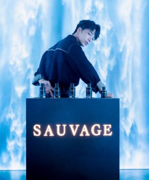 Chia-Yi Chu Instagram - Dior盛大推出「SAUVAGE曠野之境」快閃活動
裡頭有「酷貓理髮廳」，提供男士理容服務。
SAUVAGE自由不羈的狂野精神，快閃活動從「SAUVAGE沉浸式香氛體驗區」開始，感受全新《SAUVAGE曠野之心澄澈香精》與每款SAUVAGE香氛的曠野氣息，沉浸於SAUVAGE帶來不一樣的體驗；接著來到「曠野之心紳士沙龍」(8/1-8/11)，享受專為男仕所設計的全方位的理容服務及護膚體驗；體驗完後，還可兌換獨家限量體驗禮「曠野明信片」乙張；凡周末於活動現場任一消費，即可享「曠野之心特調飲品」乙杯，為「SAUVAGE曠野之境」

• 曠野之境活動時間：2024.08.01-2024.08.26
• 曠野之境活動地點：新光三越台北信義新天地 A8-一樓南大門

@Diorbeauty
@Diorbeautylovers
#Diorsauvage
#Poweredbywater
#Diorbeauty