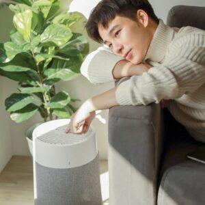 Chia-Yi Chu Instagram - 到了換季季節我的⼩過敏總是有段刻骨銘⼼的羈絆，不管是空氣中的塵埃或是室內室外的溫差都是我頭痛的過敏來源。 

⾃從 #Blueair Blue Max 3250i 空氣清淨機來到我的家中，我⾃⼰的呼吸變得清新⽽睡眠品質也⼤幅提升！這不僅僅是⼀台機器，也算是我家的 #空氣清淨機 守護神。 

⽽輕巧的它就像家中的時尚裝置，不僅體積完美，還有⼀⽬了然的AQI 5色空氣品質指⽰燈隨時告訴你⽬前的空氣狀況，藍、綠色表示良好，紅色代表空汙嚴重，⽽我家的空氣就算是細菌想進來也得先問問它！ 

另外這台機器⽀持Blueair APP遠端遙控，還有Amazon Alexa語音音箱支援，就像家中有個清潔⼩幫⼿，手機連線操作起來易如反掌。⽽且我還可以選擇客製化五⾊前置濾網，每換⼀個顏⾊，家的風格就改變⼀次。 

清潔濾網？超簡單。前置濾網和主濾網可的輕⽽易舉的拆裝，前置濾網甚至可以拆下來水洗，幫助延長主濾網壽命至9個月～長時間擺放放在客廳或臥房，不僅美觀不佔空間，更是健康的加分項。 

追求健康⽣活，是你我的選擇
#Blueair #空氣清淨機 #LetsClearTheAir 
 #BlueMax #Blueair空氣淨化專家 #HDC來思比科技
#讓生活更清新 
@blueair_Taiwan