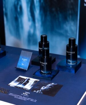 Chia-Yi Chu Instagram - Dior盛大推出「SAUVAGE曠野之境」快閃活動
裡頭有「酷貓理髮廳」，提供男士理容服務。
SAUVAGE自由不羈的狂野精神，快閃活動從「SAUVAGE沉浸式香氛體驗區」開始，感受全新《SAUVAGE曠野之心澄澈香精》與每款SAUVAGE香氛的曠野氣息，沉浸於SAUVAGE帶來不一樣的體驗；接著來到「曠野之心紳士沙龍」(8/1-8/11)，享受專為男仕所設計的全方位的理容服務及護膚體驗；體驗完後，還可兌換獨家限量體驗禮「曠野明信片」乙張；凡周末於活動現場任一消費，即可享「曠野之心特調飲品」乙杯，為「SAUVAGE曠野之境」

• 曠野之境活動時間：2024.08.01-2024.08.26
• 曠野之境活動地點：新光三越台北信義新天地 A8-一樓南大門

@Diorbeauty
@Diorbeautylovers
#Diorsauvage
#Poweredbywater
#Diorbeauty