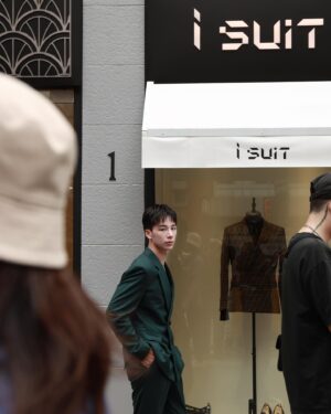 Chia-Yi Chu Instagram - 一個需要好的身形謝謝 i suit 為我量身打造西服
真的需要訂製來改變自己的比例
真的每一個比例 每一個折線 可以拉出每個人的特色
@isuit_bespoke

Photographer: @ghoseut