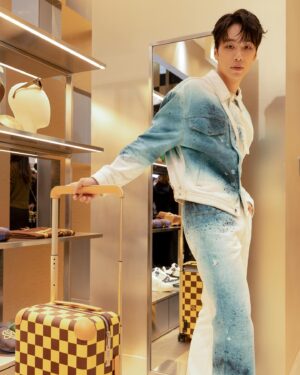 Chia-Yi Chu Instagram - 開心可以一同參與Louis Vuitton 
2024春夏男裝快閃店活動 
在這裡許多不同的感覺與色彩充斥著滿滿的歡喜氛圍
每個耀眼顏色都屬於春夏適合自己的光彩～
裏頭好多今年春夏系列男裝款式 看了好心動
而我身上的這一套是自己很喜歡的LV Spray 牛仔外套
而藍綠色的紮染圖案加上高反差的白色Monogram圖案與寬鬆版型落肩剪裁真的是在喜愛不過了～^_^
接下來就是這個包了～這款Mini Soft Trunk它絢麗繽紛是不是很有卡通玩偶的感覺～重新詮釋Monogram花卉圖案及LV標誌融合其中 白色皮革肩帶真的很時尚而且尺寸輕巧，方便出門啦～～～ 
快閃店位於遠百信義A13一樓

#lvmenss24 
@louisvuitton 
#louisvuitton 
@pharrell 

攝影師photographer: @ghoseut
髮型 hair: @pongu.c