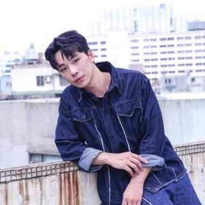 Chia-Yi Chu Instagram - 電影《嘎啦》映後的時候，一位觀眾跑到我面前，眼睛大大地問說：「儲旭，這麼醜的角色你怎麼演得下去？反差也太大了吧！」更有朋友看完後質問我是否真的有演出這部電影，真的很誇張！當然，這個角色雖然看似簡單，但從開始預備到做演員功課時，才發現裡面的細節相當複雜。而角色的個性反差程度還曾一度讓我懷疑人生。

當然，增胖十公斤除了在外型上的改變，更重要的是說服自己，相信自己就是「天仁」。當照到鏡子時找不到原本的樣貌，說話方式自然地改變，眼神和個性也會隨之變化。或許這就是生命的奧秘之處，你看到什麼就會相信什麼。在表演上，更可以專注於這個人物。準備這個角色我付出了不少，這是我第一次擔任電影主演，很多地方需要學習和努力，但這一切都是值得的。大家一起努力向前！

女主角：瑪菲司 @halo_mavis 

Photographer: 三立新聞網 @setnews 
Hair: @pongu.c 
@gala_0719movie 
#電影 #夏日 #新聞 #採訪 #演員