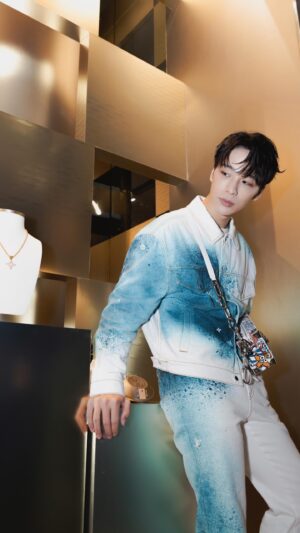 Chia-Yi Chu Instagram - 開心可以一同參與Louis Vuitton
2024春夏男裝閃店活動
在這裡許多不同的感覺與色彩充斥著滿滿的歡喜氛圍
每個耀眼顏色都屬於春夏適合自己的光彩~
裏頭好多今年春夏系列男裝款式看
而我身上的這一套是自己很喜歡的LVSpray牛仔系列
而藍綠色的紮染圖案加上高反差的白色Monogram圖案
與寬鬆版型落肩剪裁真的是在喜愛不過了
接下來就是這個包了這款MiniSoftTrunk繽紛是
不是很有卡通玩偶的感覺〜重新詮Monogram花卉圖
案及LV標誌融合其中
真的輕巧,方便出門啦~~~
快閃店位於遠百信義A13一樓大家快去看看唷

#lvmenss24 
@louisvuitton 
#louisvuitton 
@pharrell 
攝影師photographer: @ghoseut 
髮型hair: @pongu.c